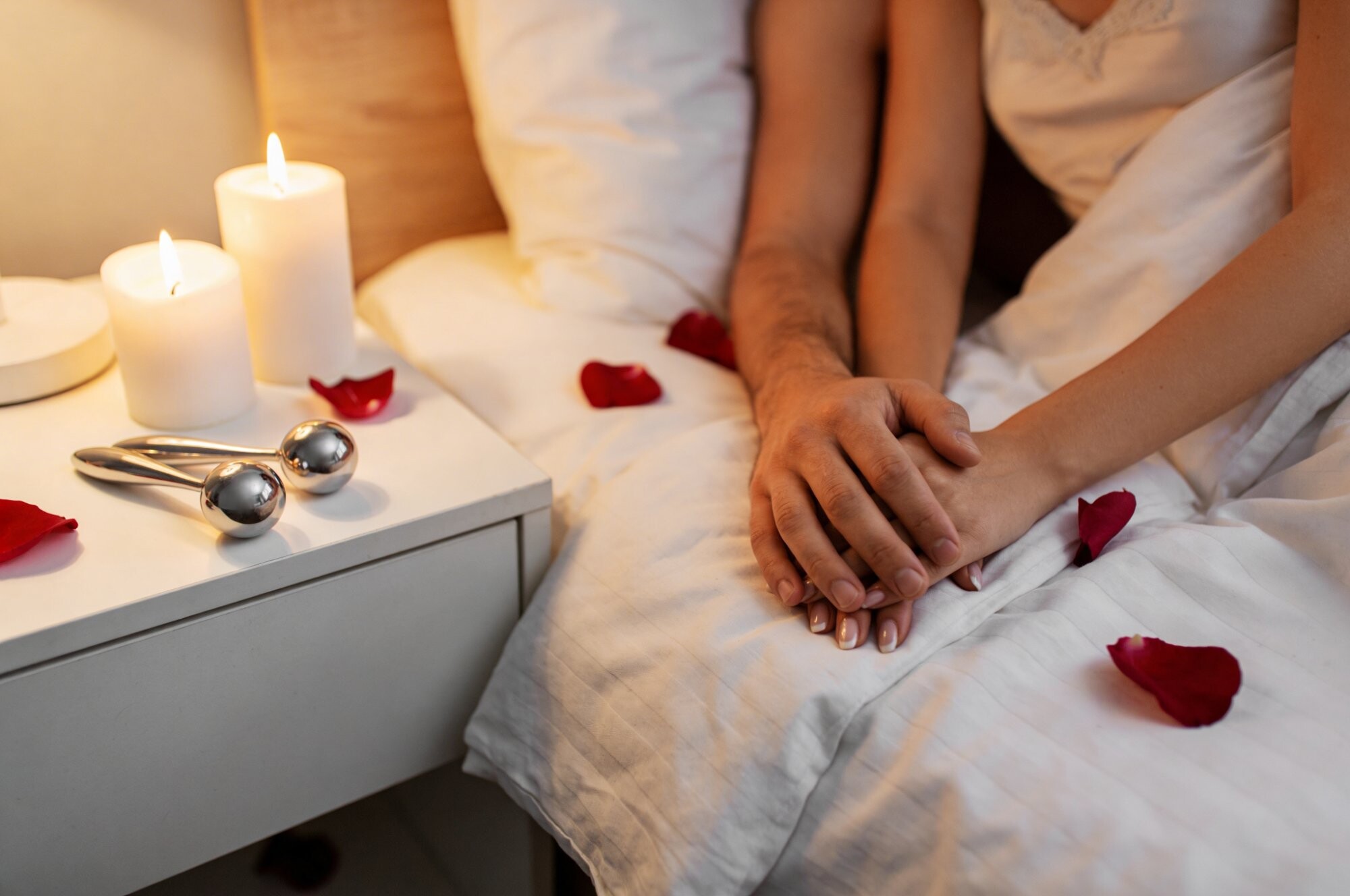 Cuplu romantic pe pat cu bile Kegel argintii pe noptiera — Exercitii si beneficii | Erotica.ro